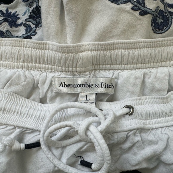 Abercrombie & Fitch White Embroidered Shorts size Large - Picture 3 of 4